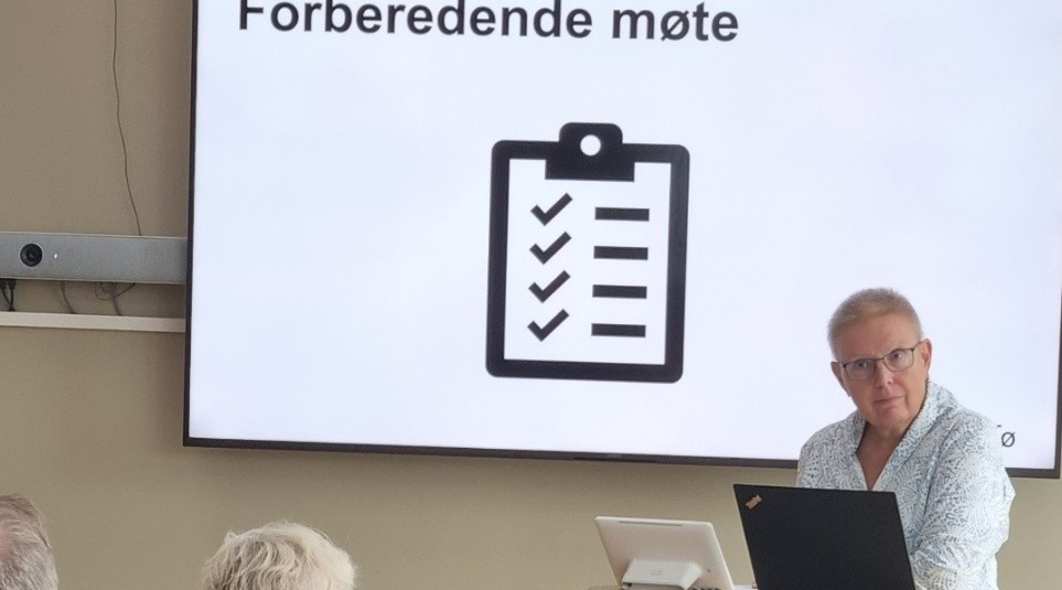 Kvinne foredrar om lønnsforhandlinger