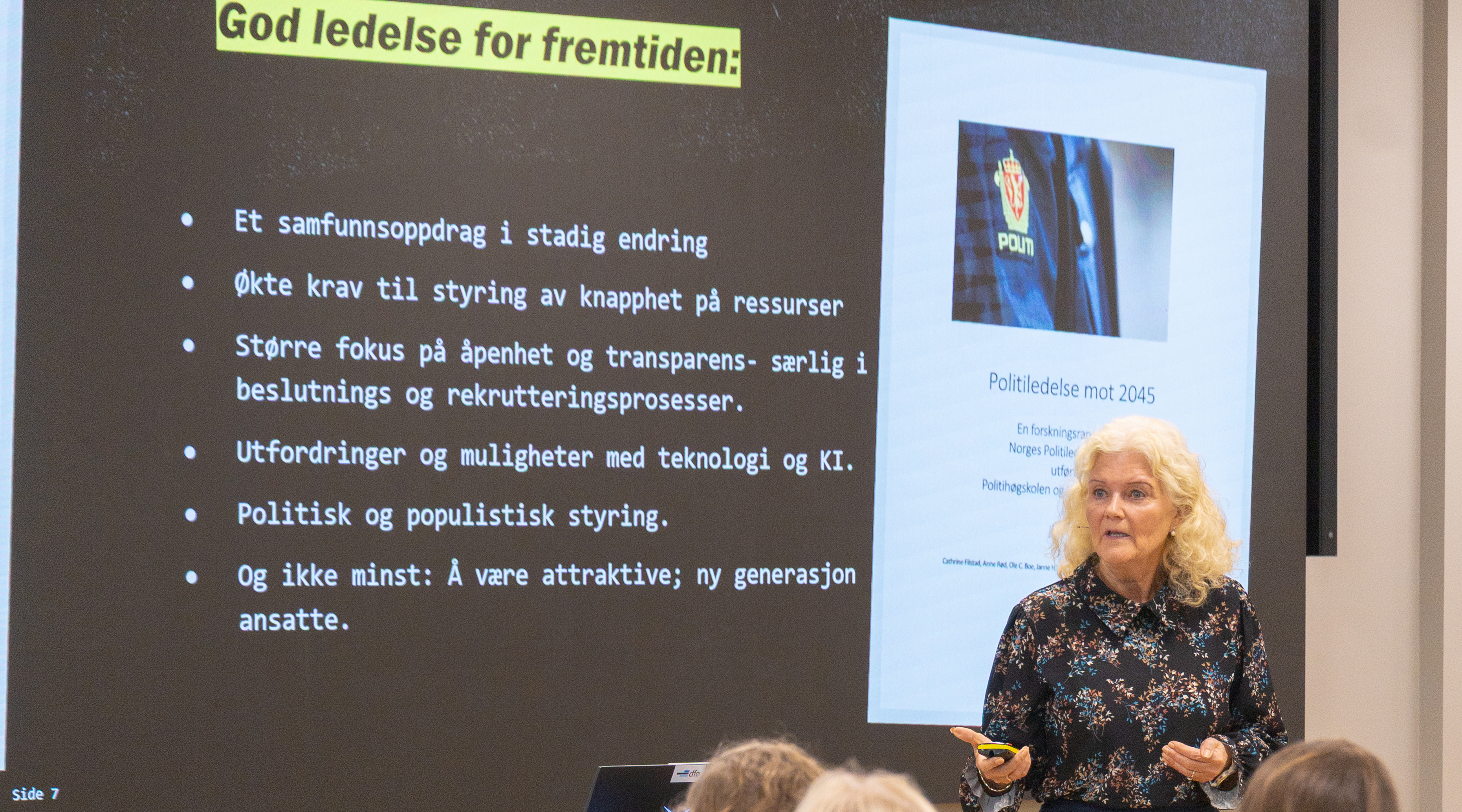 Kvinne foreleser foran en skjerm