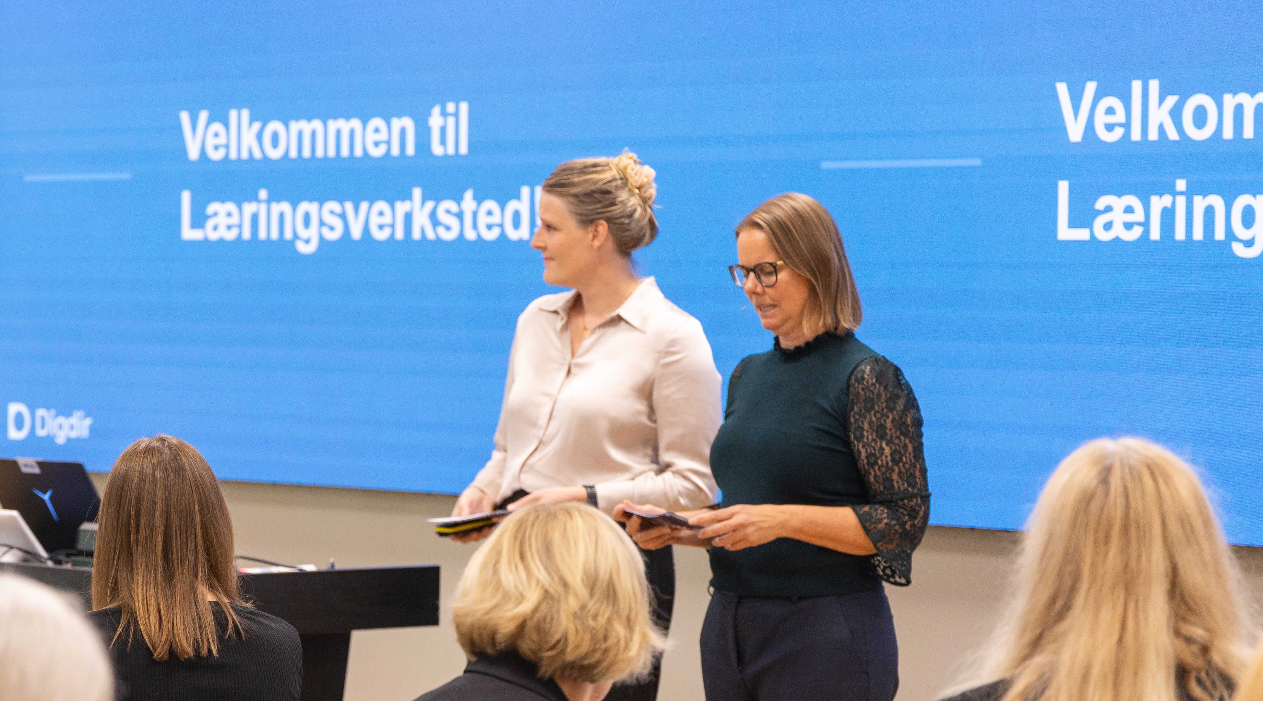 To kvinner foran en skjerm