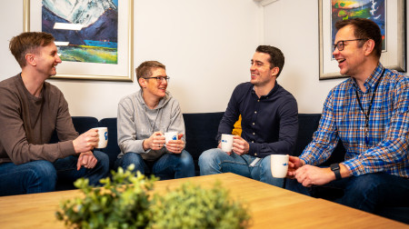 Fire personer på en arbeidsplass