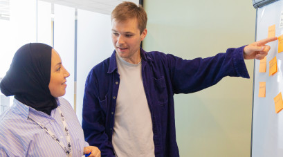 Kvinne og mann samarbeider i workshop