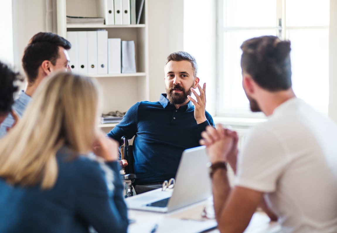 Personer diskuterer rundt et bord