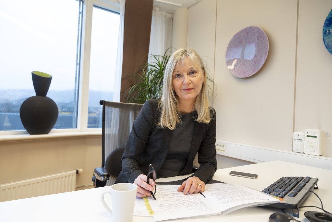 Direktør Trude Vollheim forteller at Arbeidstilsynet har laget en veiledning for virksomheter om hva de må passe på ved tilbakeføring til kontor. Rådene baserer seg på tilsynets egne interne råd, men må tilpasses lokalt. kvinne ved pult